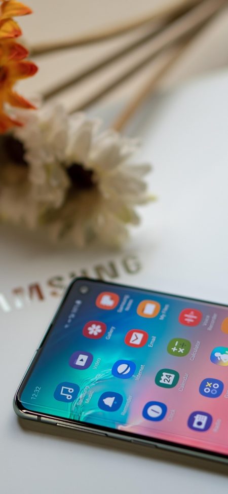 空当接龙 App 主界面竖屏截图，顶部显示当前局号与难度标签，中部是八列纸牌，底部是撤销、重做、新局三个按钮